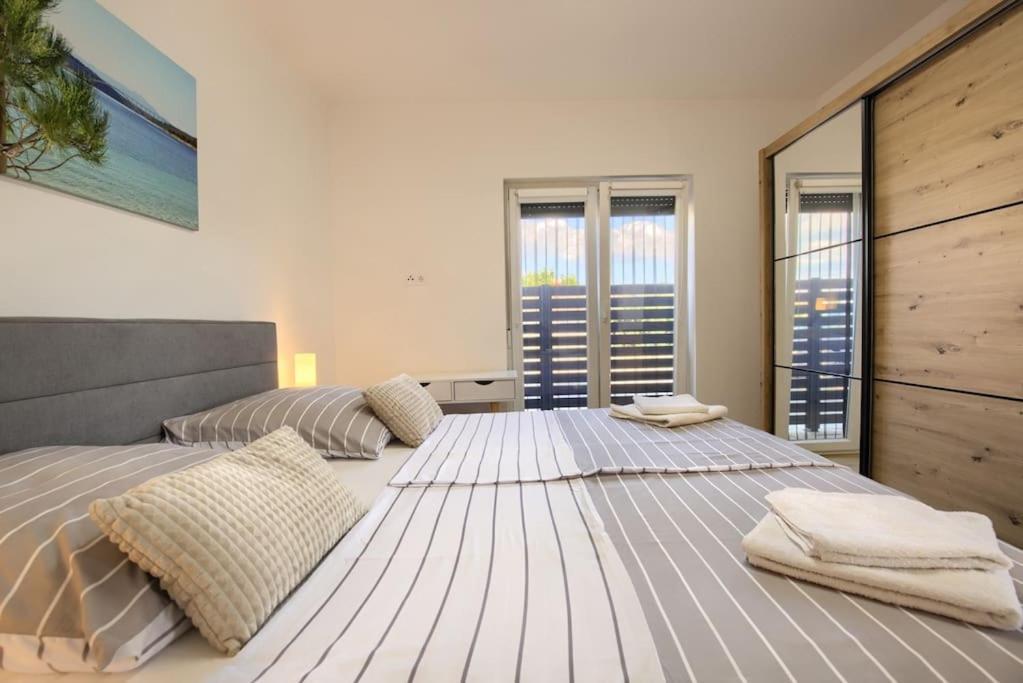 Apartment Sunrise Fuer 6 Personen In Pula-Stinjan Exterior foto